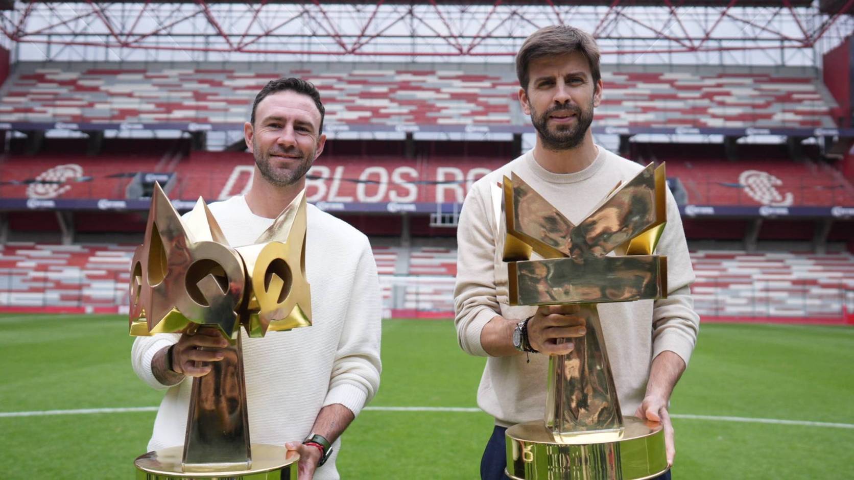 Gerard Piqué &amp; Miguel Layún en el Nemesio Diez de Toluca previo a las Kings &amp; Queens Finals